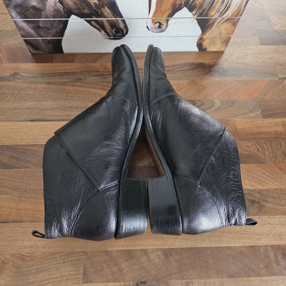 Rebecca Minkoff Saachi Black Leather Ankle Boots with Gold Zipper Size 8 - Picture 5 of 10